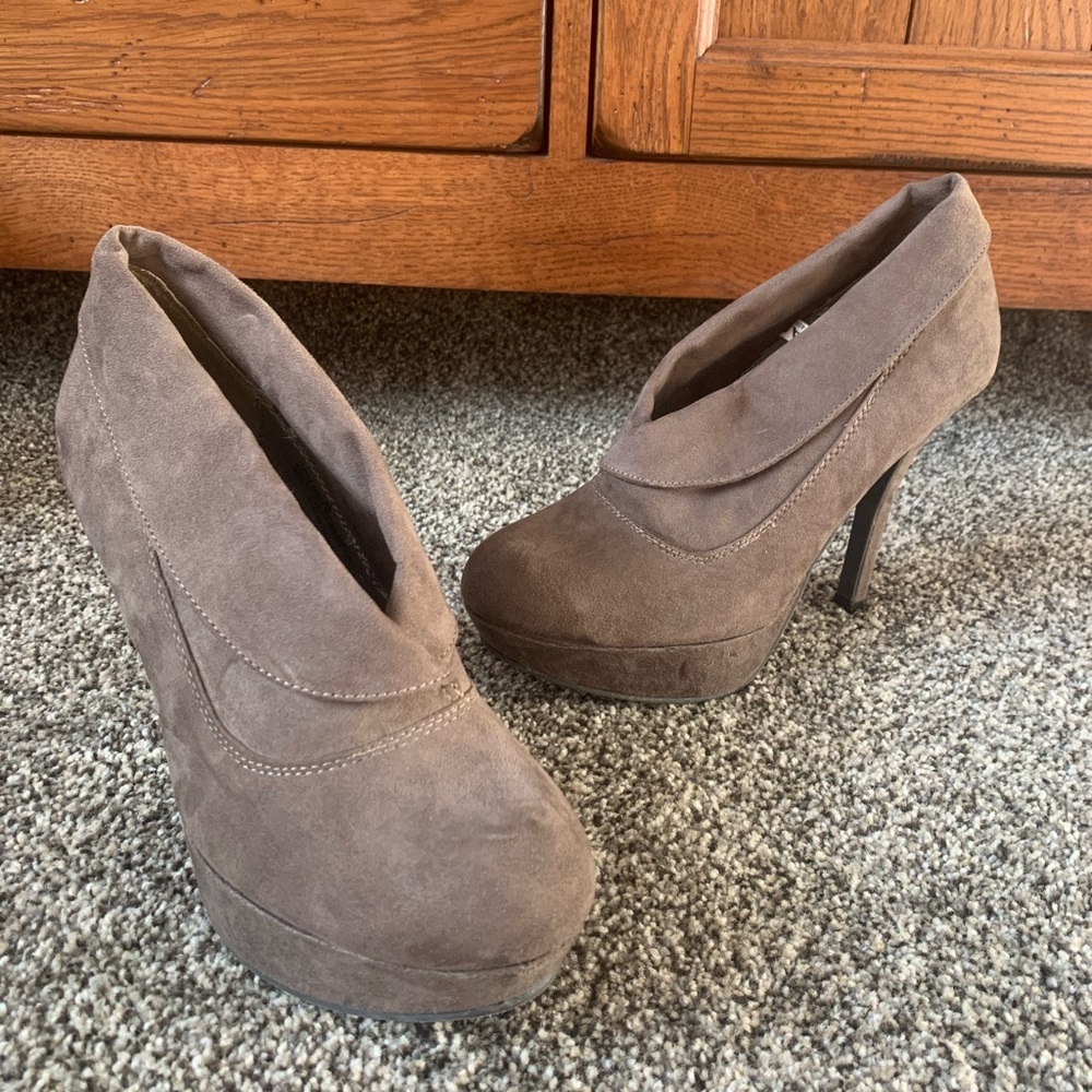 Mossimo brown suede heels, size 8 1/2